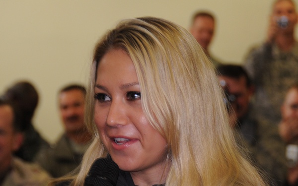Cyrus, Kournikova visit troops