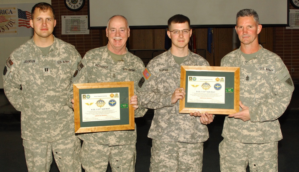 1/137th Aviation Regiment Receives Welcome Home Plaque