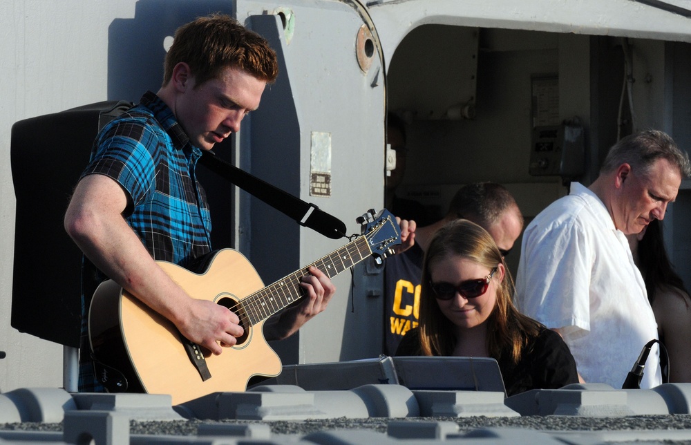 USS Chosin holds Steel Beach Picnic