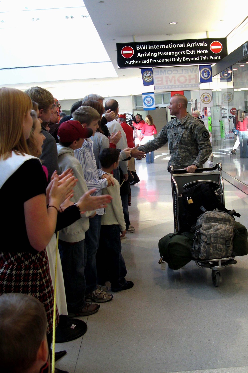Redeploying Troops Get Holiday Homecoming