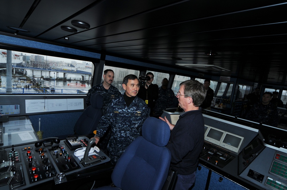 HSV Swift partners with USS Nicholas for mission
