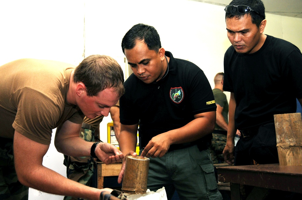 Task Force Conducts Bomb Training With Philippine Police