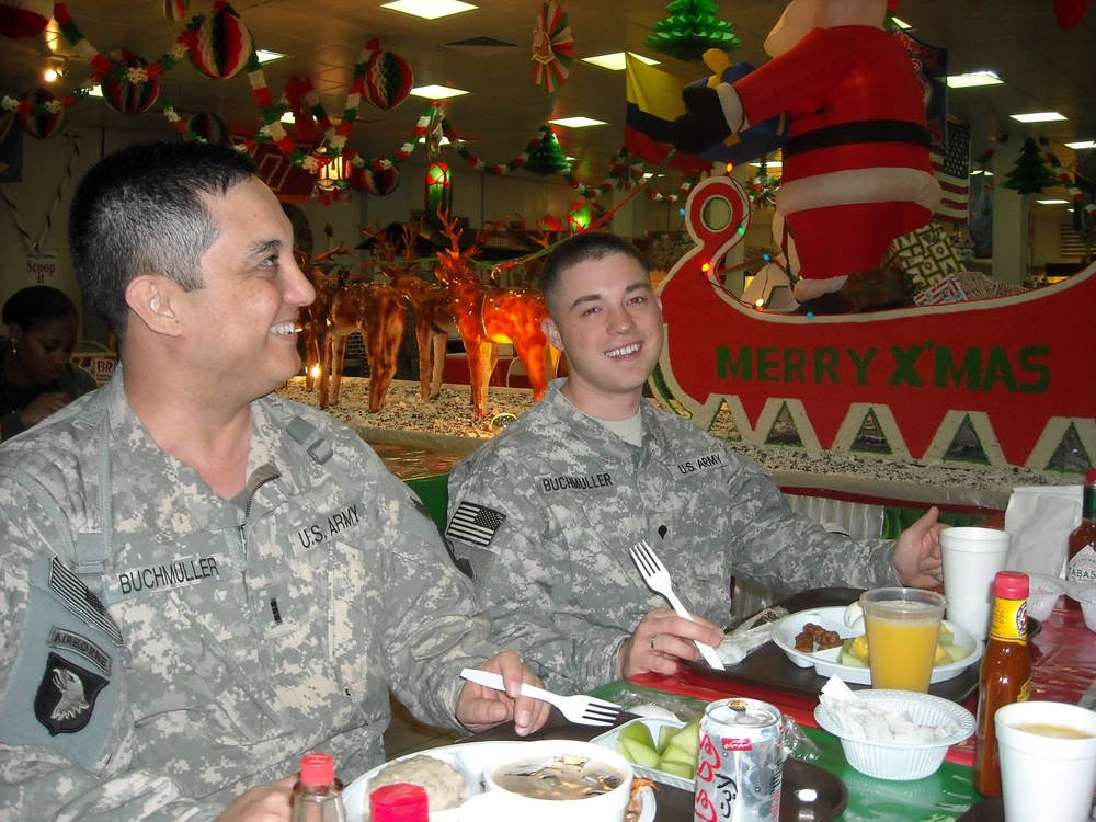 Father and son spend Christmas together in Iraq