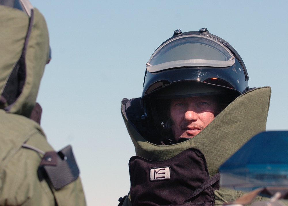 Iraqi police demonstrate their advanced capabilities to Prime Minister Maliki on Iraq's national police day