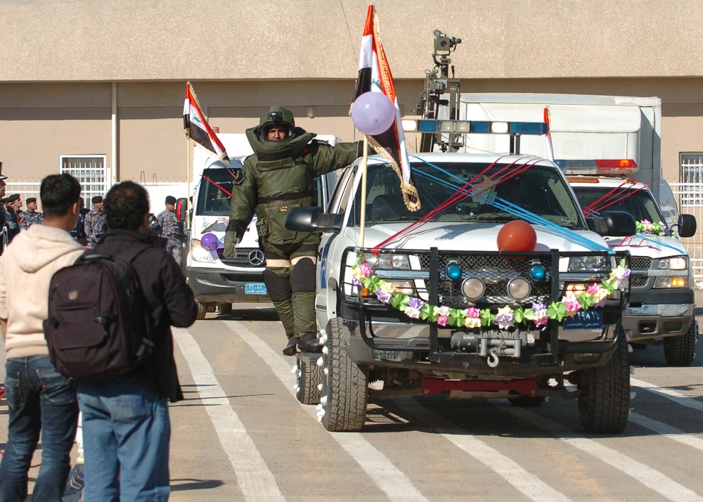 Iraqi police demonstrate their advanced capabilities to Prime Minister Maliki on Iraq's national police day