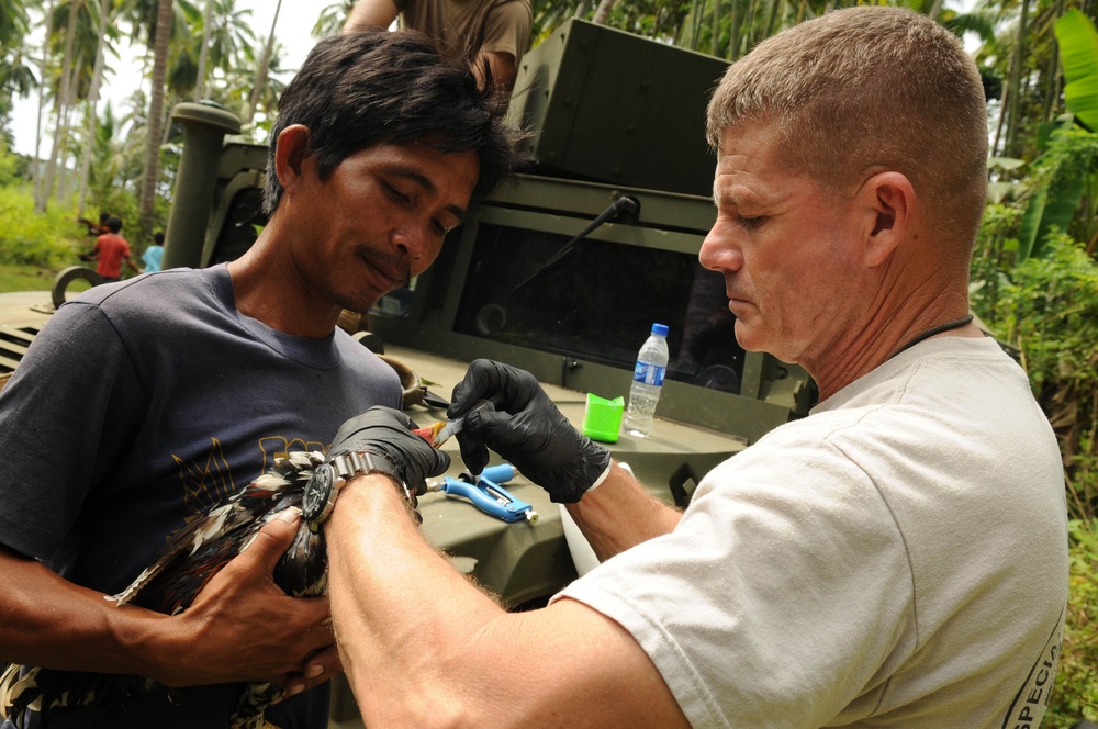 Marine Battalion Landing Team-3 and Task Force Sulu Partner Treat Patients and Animals at Medical and Veterinarian Civic Action Program