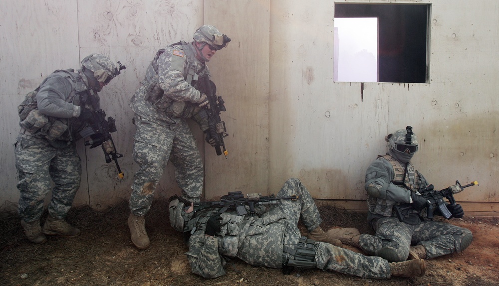 Tennessee Army National Guard train on base defense operations