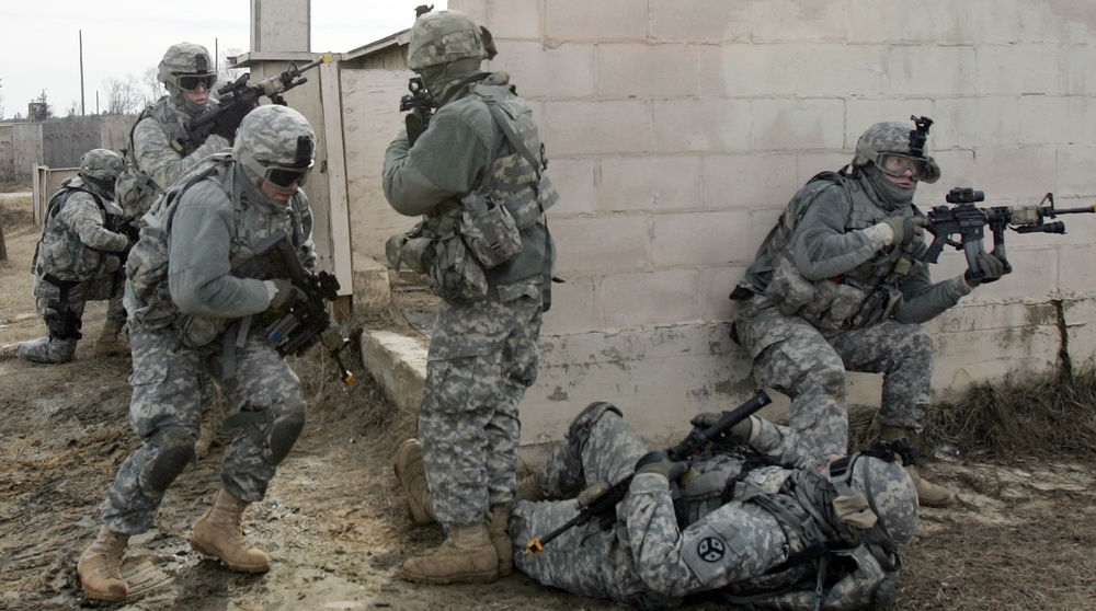 Tennessee Army National Guard train on base defense operations
