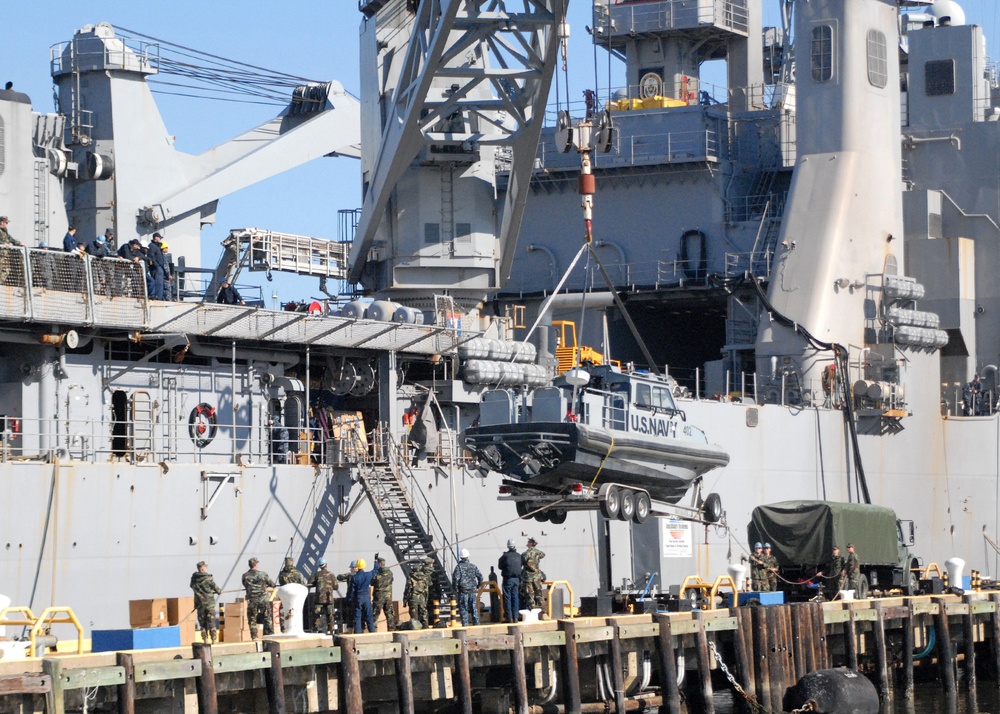 DVIDS - Images - USS Carter Hall [Image 2 of 4]