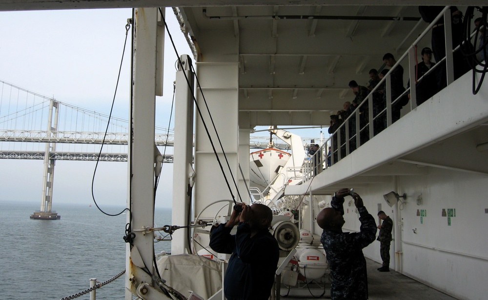 USNS Comfort Begins Race to Haiti