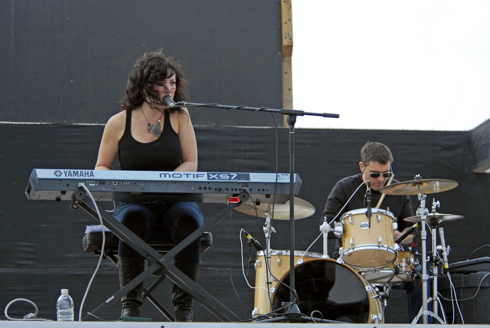 Keri Noble performs for troops in Baghdad