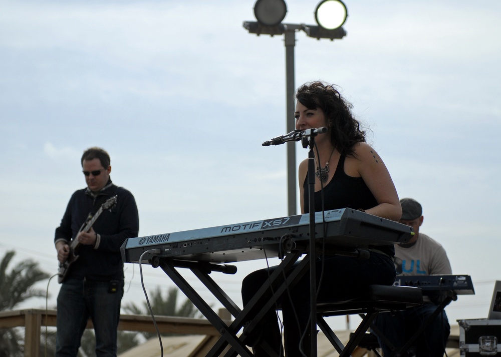 Keri Noble performs for troops in Baghdad