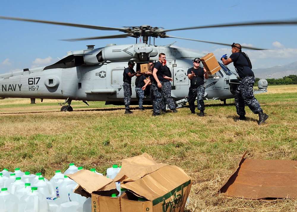 DVIDS Images Sailors deliver USAID supplies to Haiti [Image 2 of 3]
