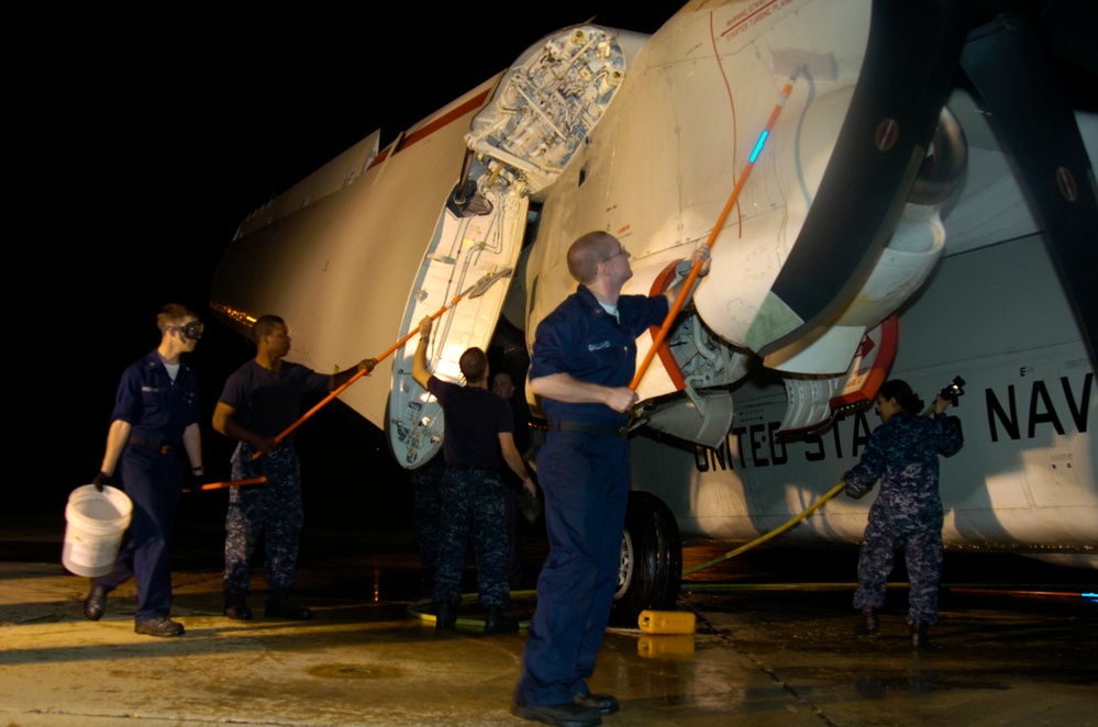 Flight Crews Wash a C-2A Greyhound
