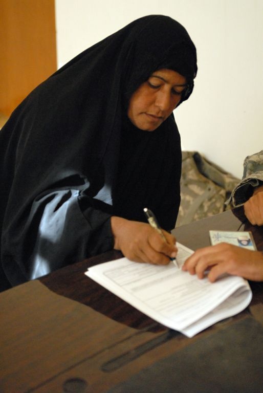 Soldiers give poor Iraqis economic alternatives