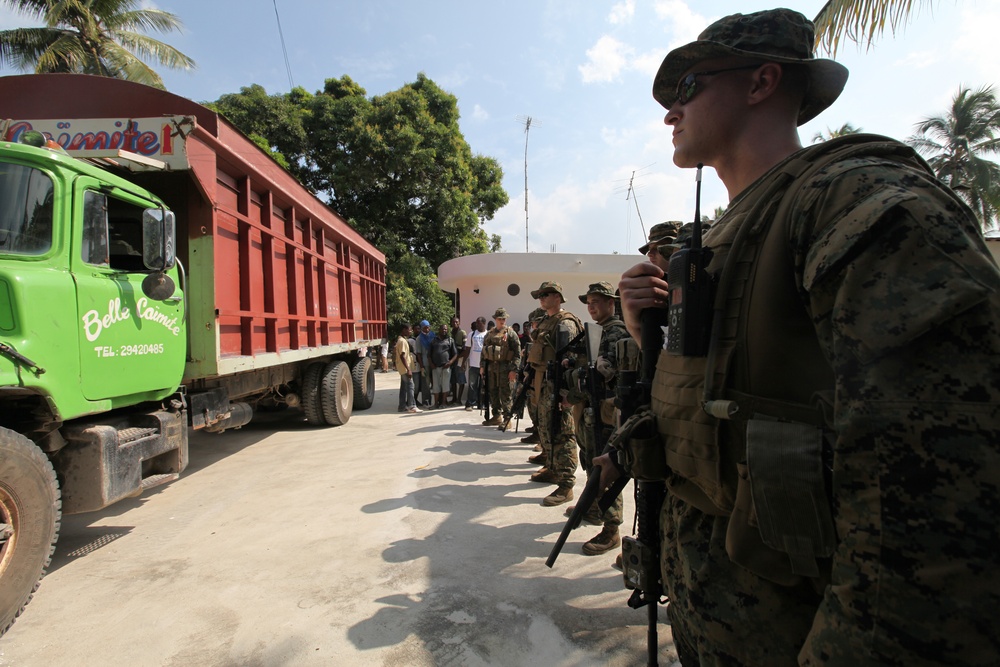 22nd MEU Marines bring supplies to Haitians