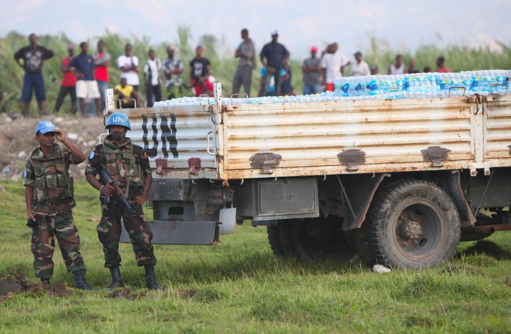 22nd MEU Marines unload supplies for Haiti Relief efforts
