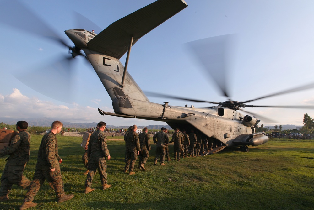 22nd MEU Marines unload supplies for Haiti Relief efforts