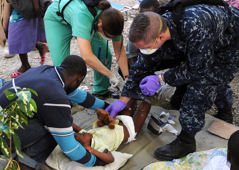 Sailors Aid in Haitian Relief Efforts
