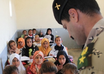 Iraqi Border Guards Reach Out to School Children