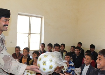 Iraqi Border Guards Reach Out to School Children