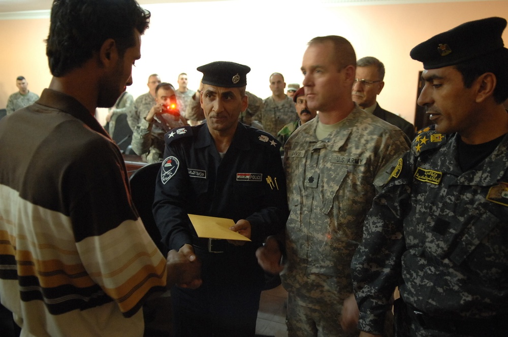 Family members of fallen Iraqi security forces members paid at Iraqi court house