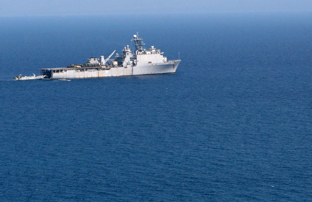 Navy-Marine Corps team unloads supplies in Haiti