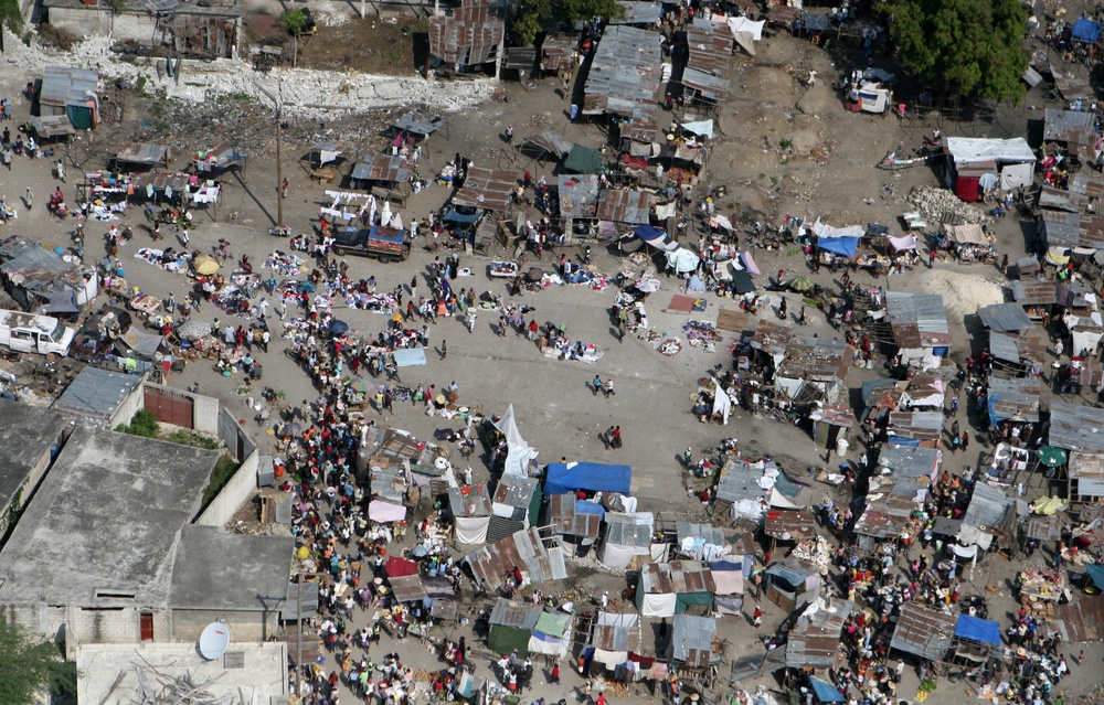 Navy-Marine Corps team unloads supplies in Haiti