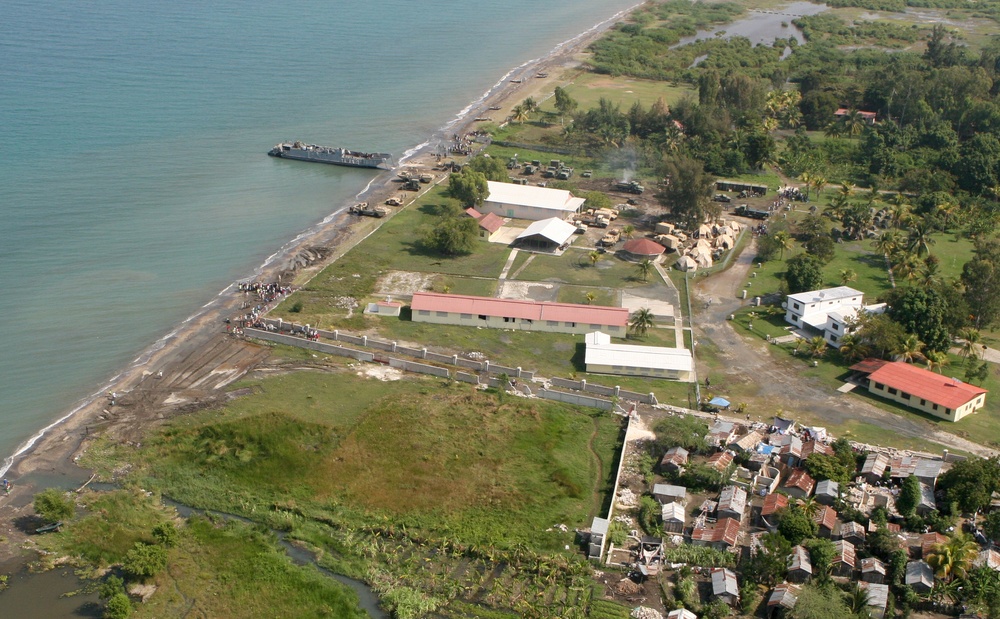 Navy-Marine Corps team unloads supplies in Haiti