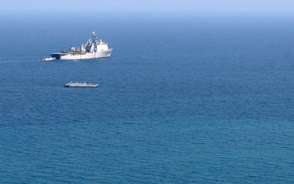 Navy-Marine Corps team unloads supplies in Haiti