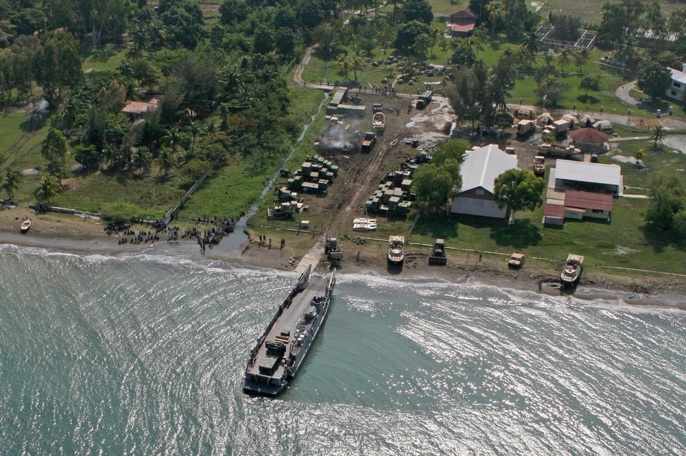 Navy-Marine Corps team unloads supplies in Haiti