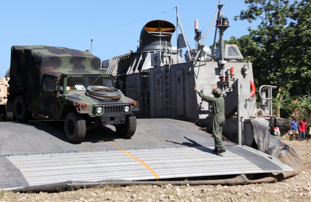 LCACs help 22nd MEU deliver humanitarian aid