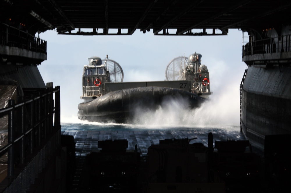 LCACs help 22nd MEU deliver humanitarian aid