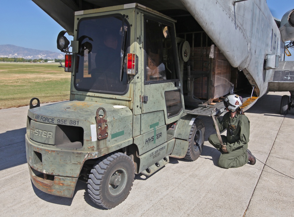 22nd Marine Expeditionary Unit, deliver ready-to-eat rations with a CH-53E Super Stallion