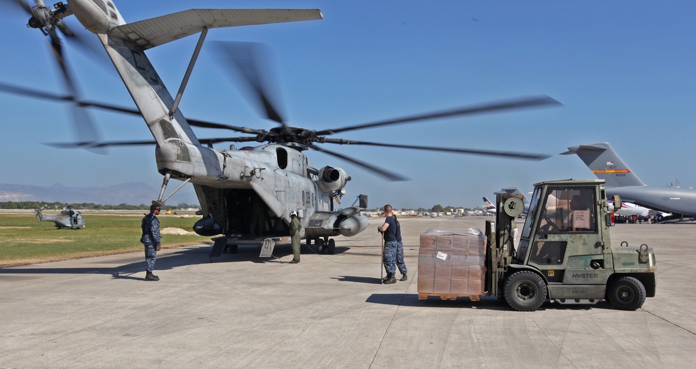 22nd Marine Expeditionary Unit, deliver ready-to-eat rations with a CH-53E Super Stallion