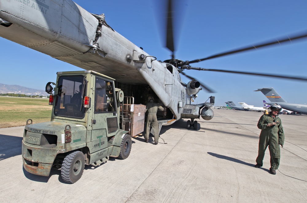 22nd Marine Expeditionary Unit, deliver ready-to-eat rations with a CH-53E Super Stallion