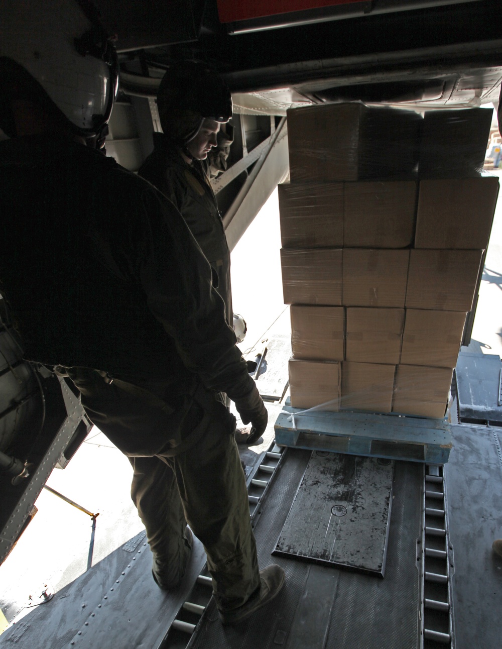 22nd Marine Expeditionary Unit, deliver ready-to-eat rations with a CH-53E Super Stallion
