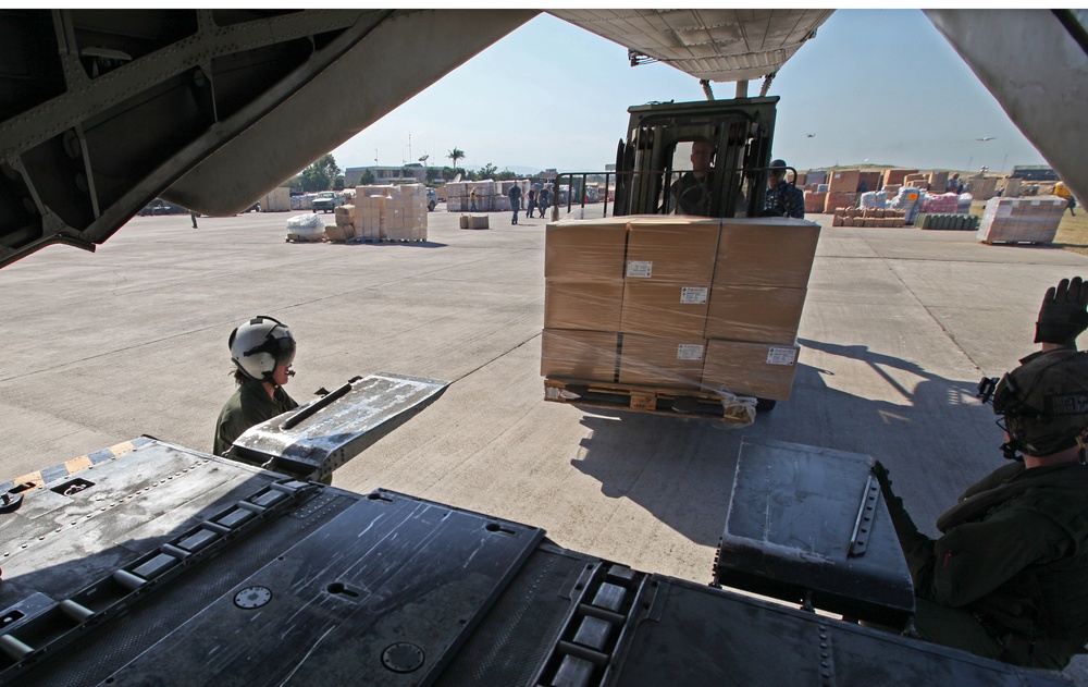 22nd Marine Expeditionary Unit, deliver ready-to-eat rations with a CH-53E Super Stallion
