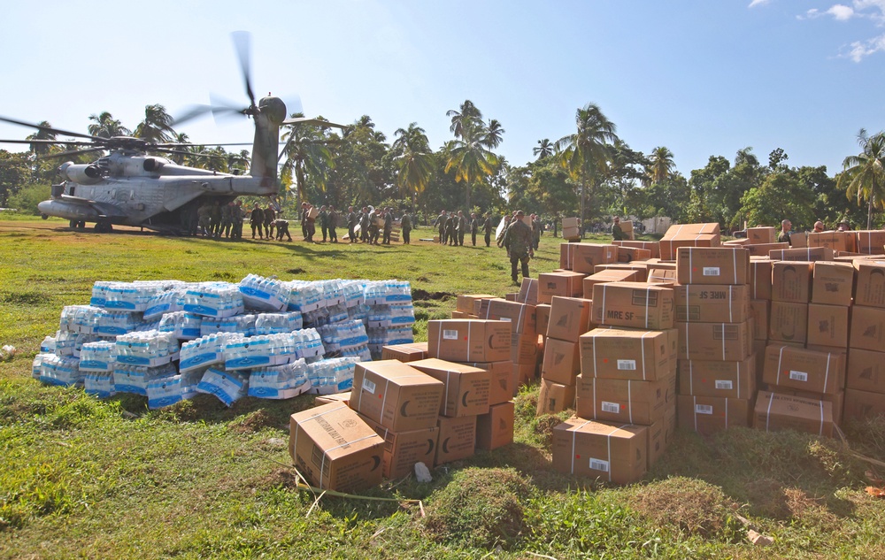 HMH-461 flies aid to devastated Haiti