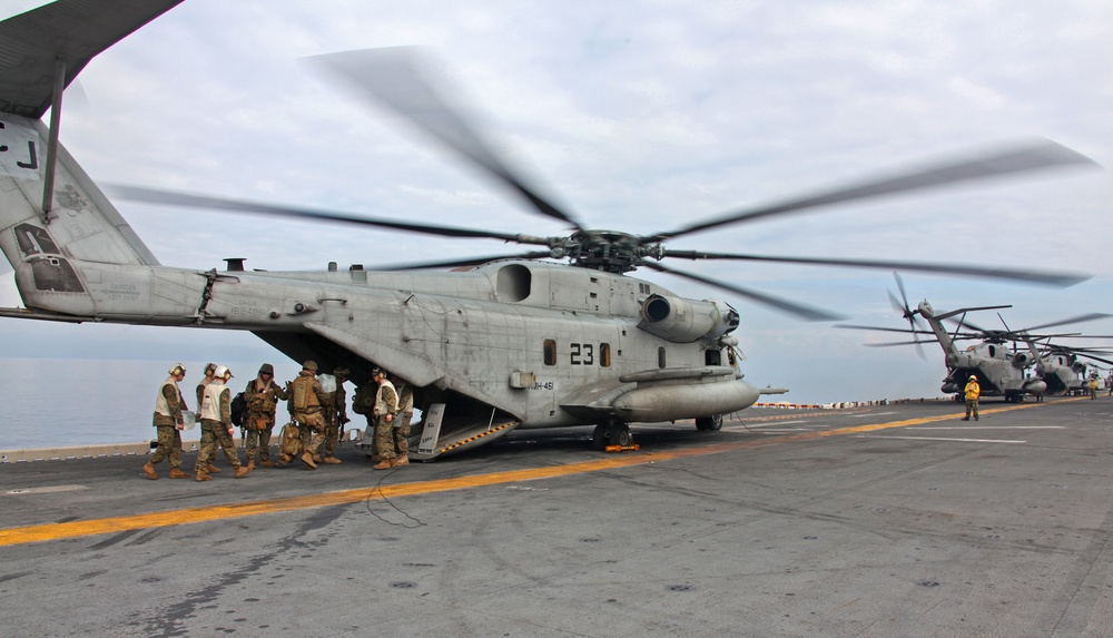 HMH-461 flies aid to devastated Haiti