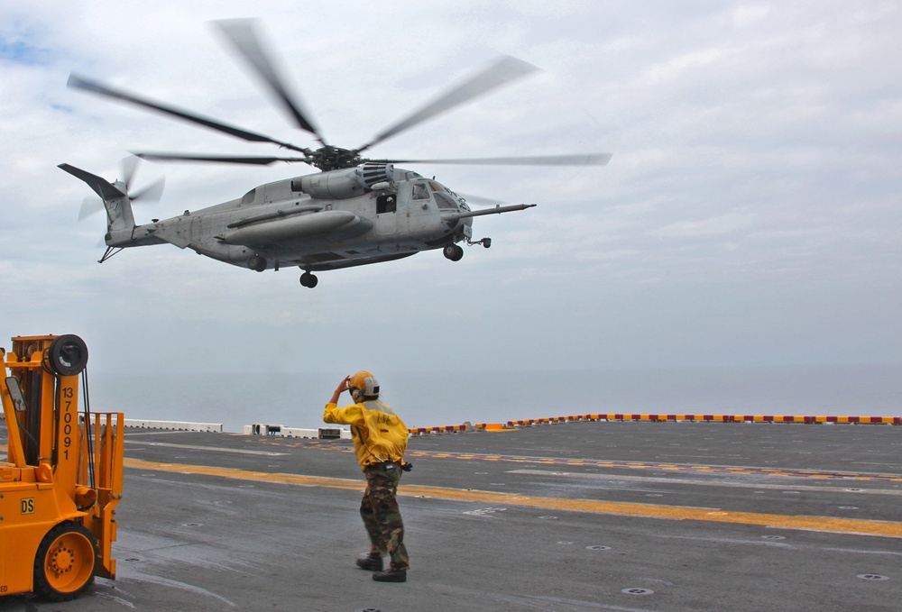 HMH-461 flies aid to devastated Haiti