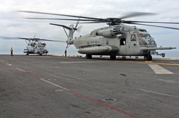 HMH-461 flies aid to devastated Haiti