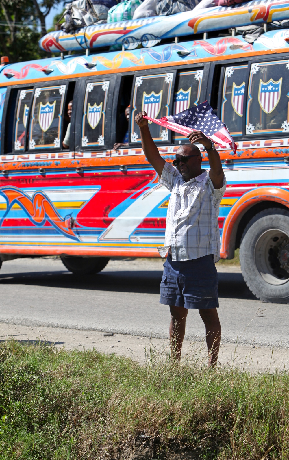 HMH 461 carrries supplies to Haiti