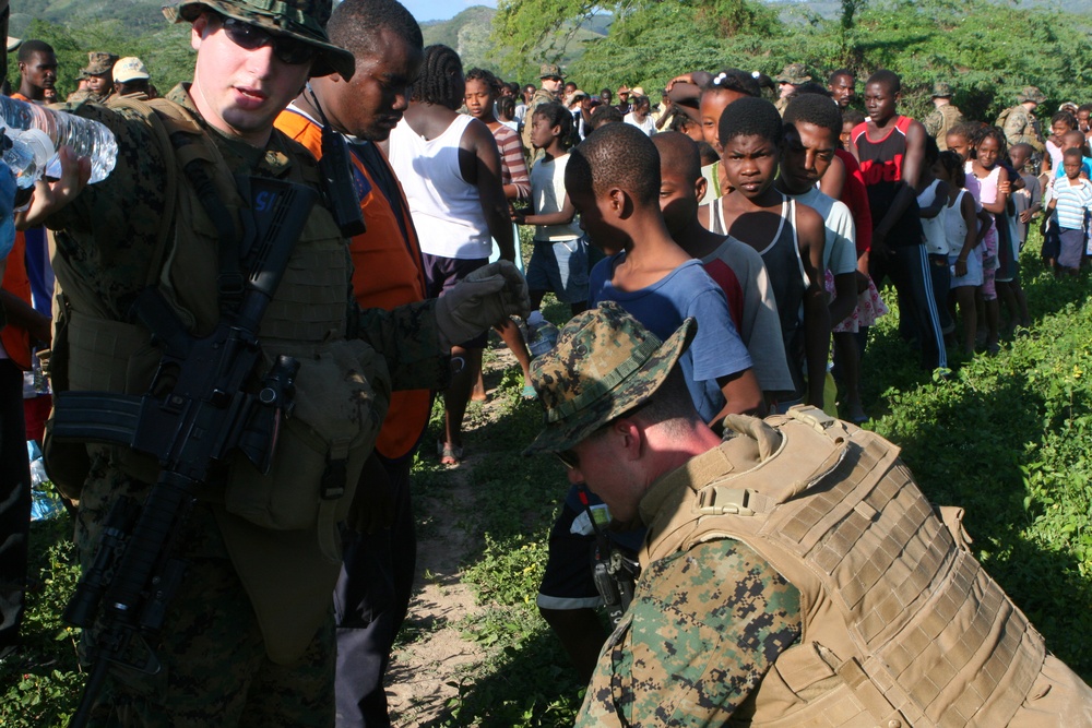 Marines deliver supplies via helicopter