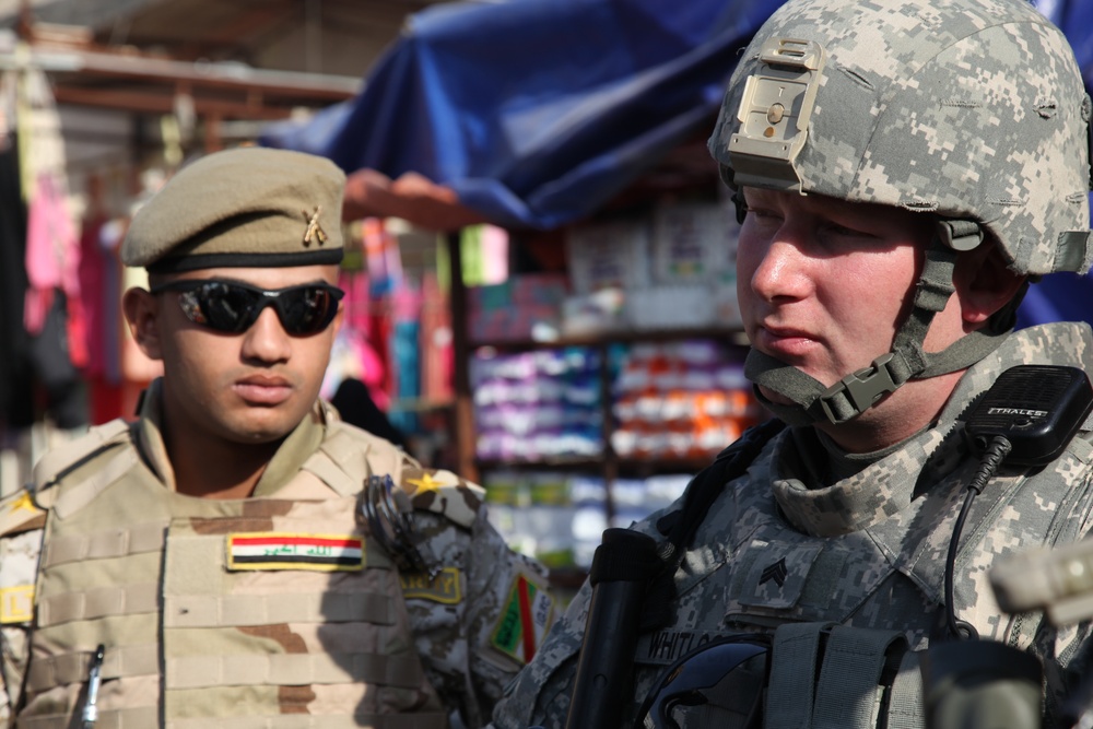 U.S., Iraqi soldiers conduct joint patrol