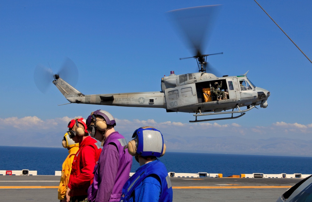 Sailors of USS Bataan stand-by as Lt. General Ken Keen, Joint Task Force Haiti commander, arrives