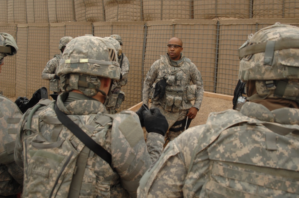 Wasit Provincial Reconstruction Team troops assess hospital in Kut