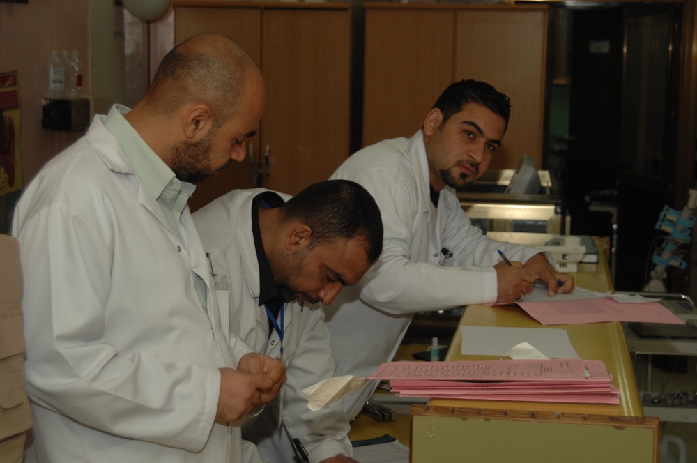 Wasit Provincial Reconstruction Team troops assess hospital in Kut