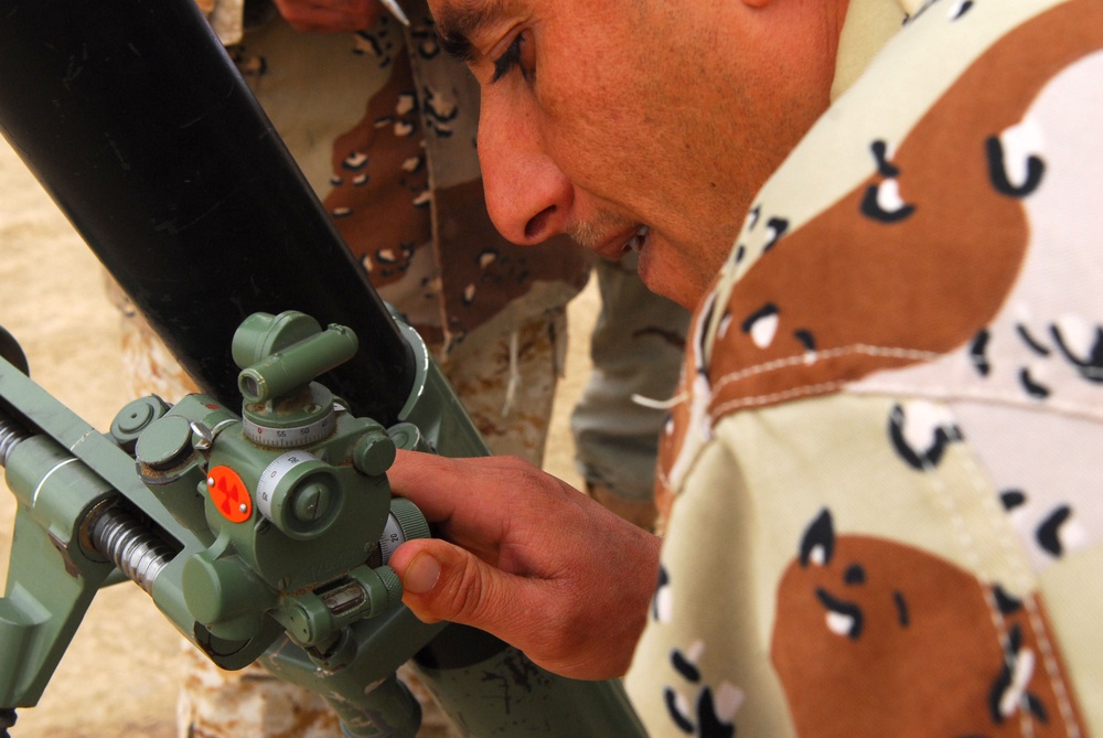 Iraqi army leadership trains mortar men