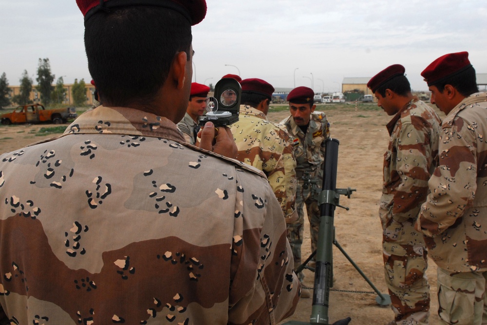 Iraqi army leadership trains mortar men